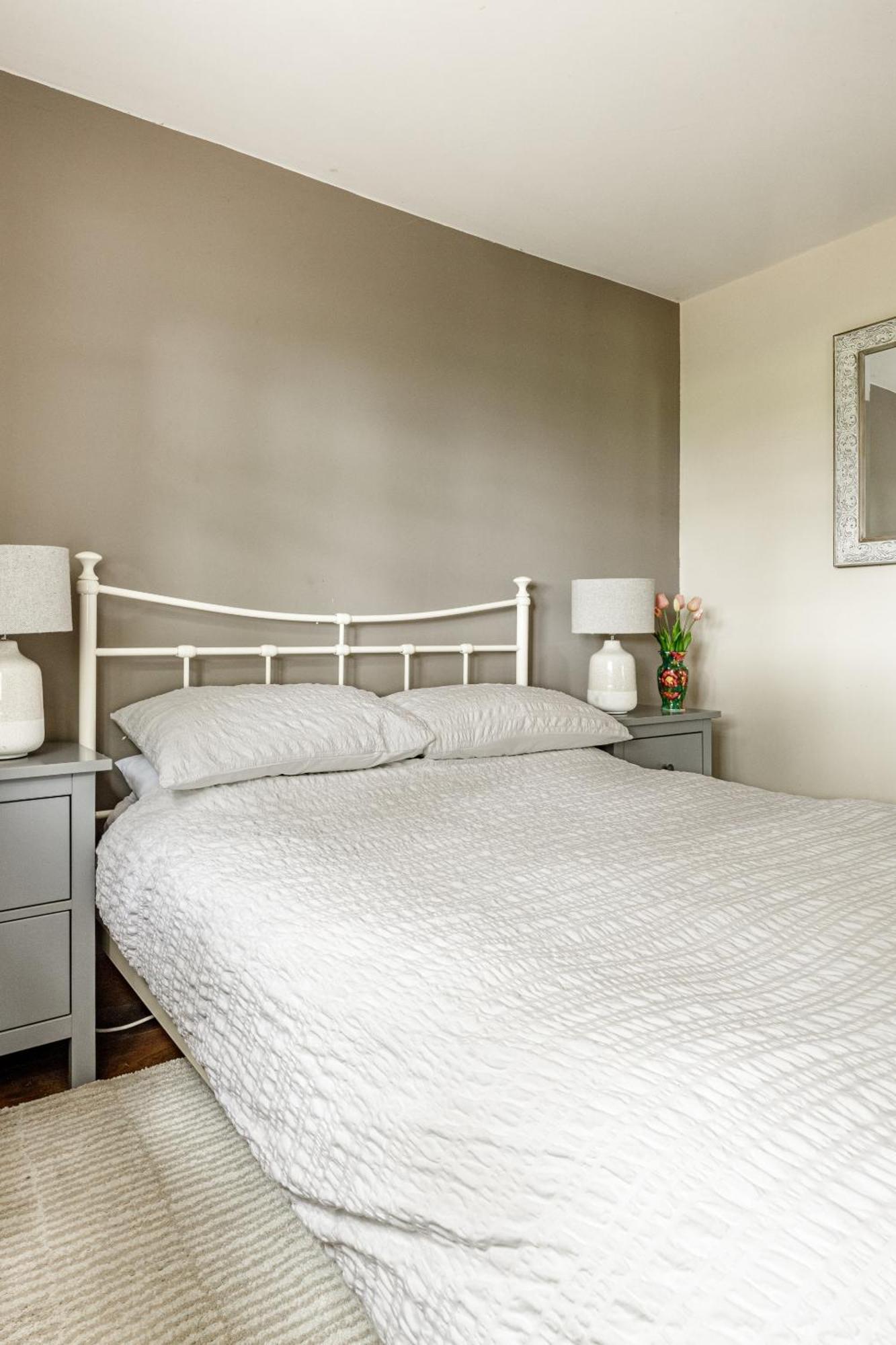 Oak Mead Villa Wrexham Room photo